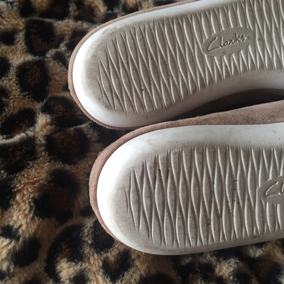 Comfy tan Clarks oxfords - Picture 4 of 5